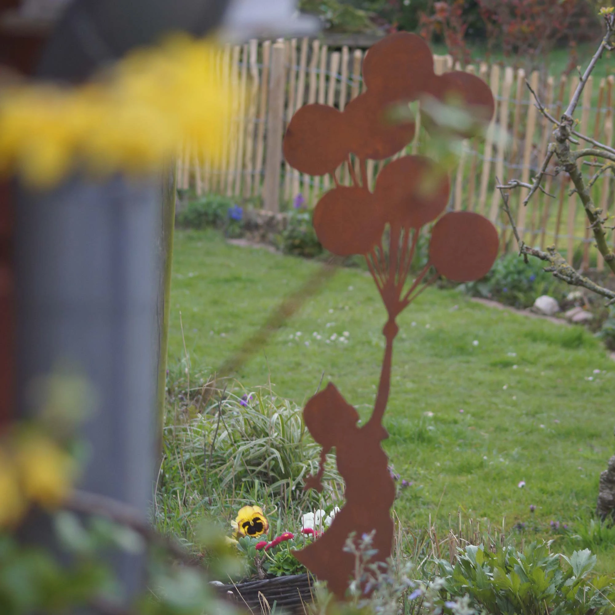 UNUS Gartenstecker Rost Mädchen Mit Ballons In Braun – Bild 6